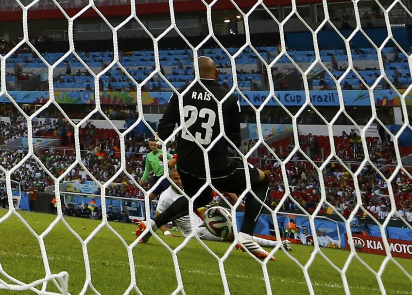 Il gol di Heung Min Son da dietro la porta del portiere algerino Rais M’Bolhi (Reuters)